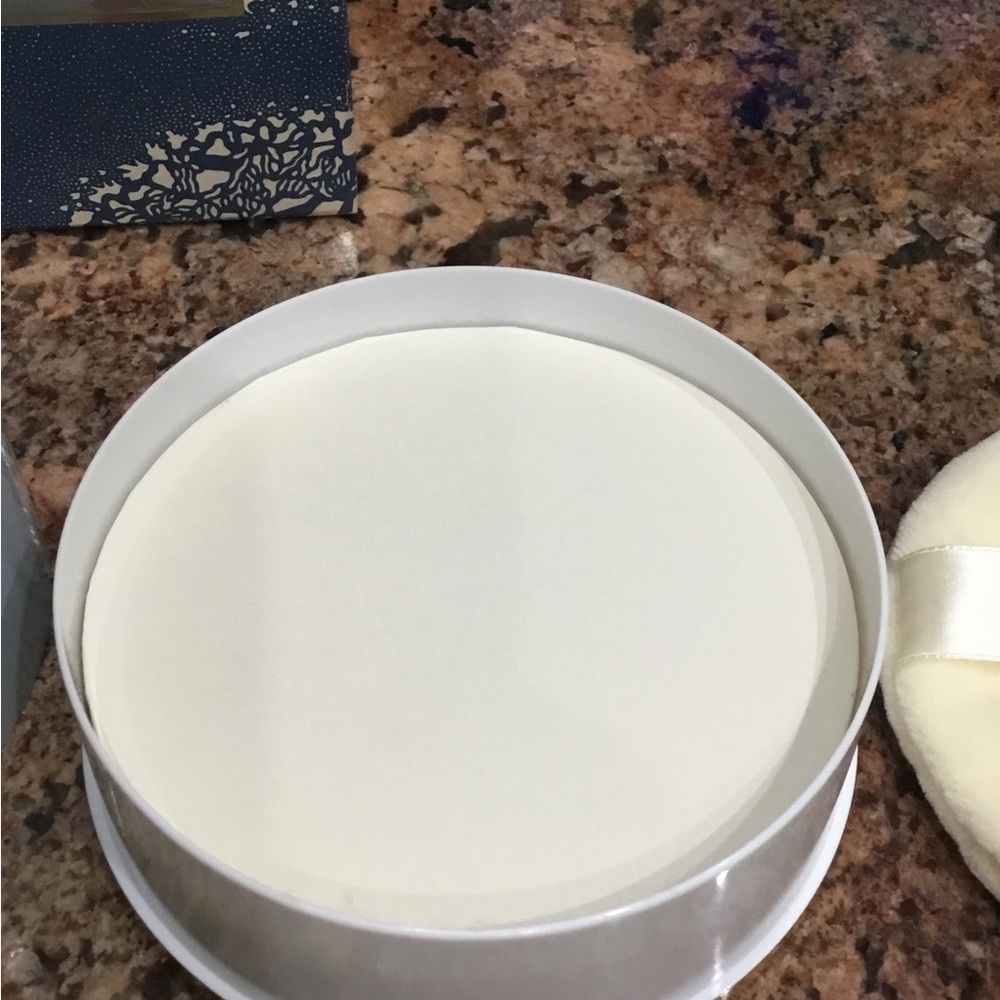 Vintage Estee Lauder Youth-Dew Dusting Powder with Gold Monogram - 5 Oz. - New - Picture 5 of 6